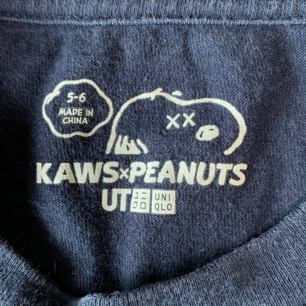 KAWS X UNIQLO Snoopy T-Shirt Boys 5-6 Peanuts Tee Top Dark Blue Boy HTF Rare - Picture 7 of 7